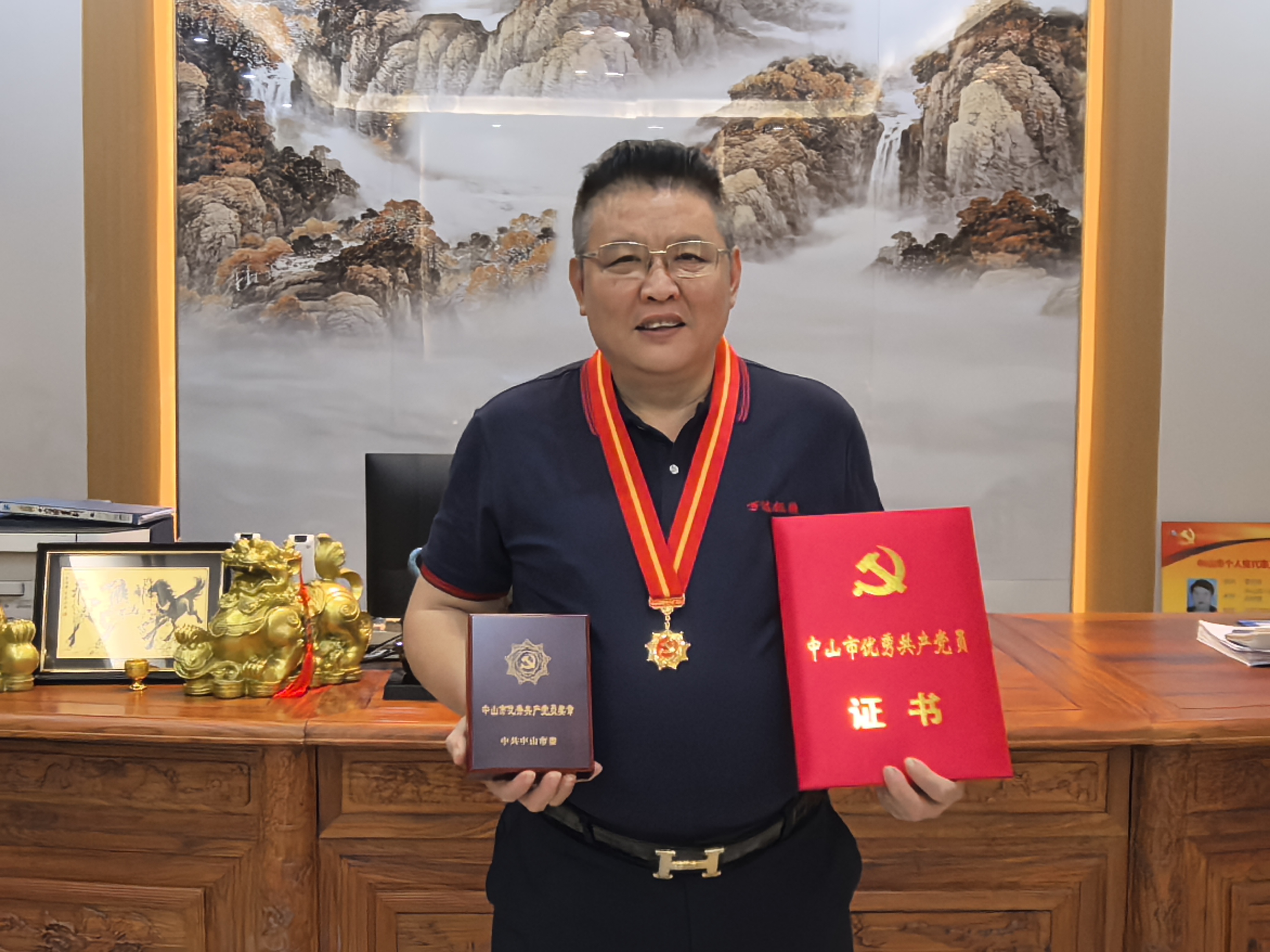 The original intention is like a rock reflecting the Party flag, and hard work and responsibility forge ingenuity - In memory of Yan Changrong, member of the Communist Party of Zhongshan City YX and general manager of Wanda Machinery