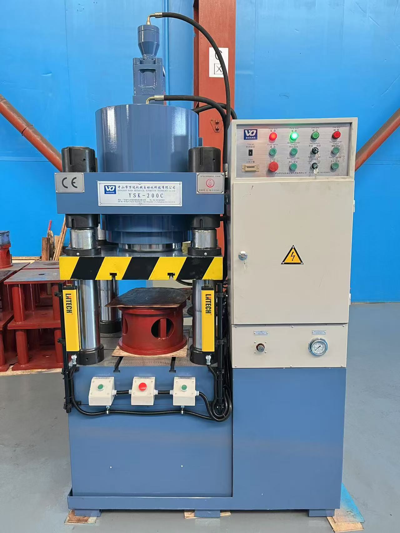 200 tons four-column hydraulic press loaded and shipped successfully