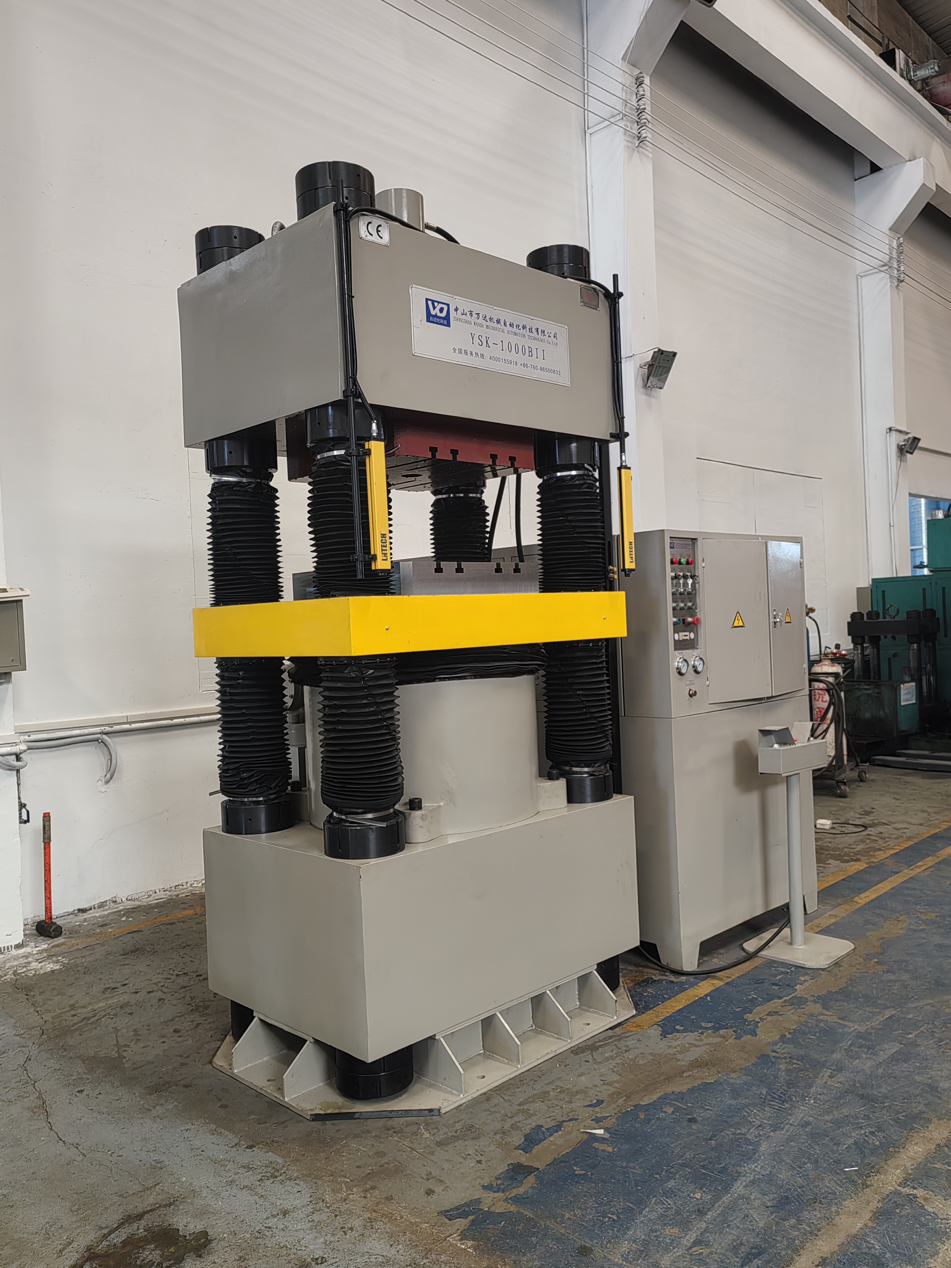 YSK-1000BII (four-column hydraulic press with loading and unloading cylinder)