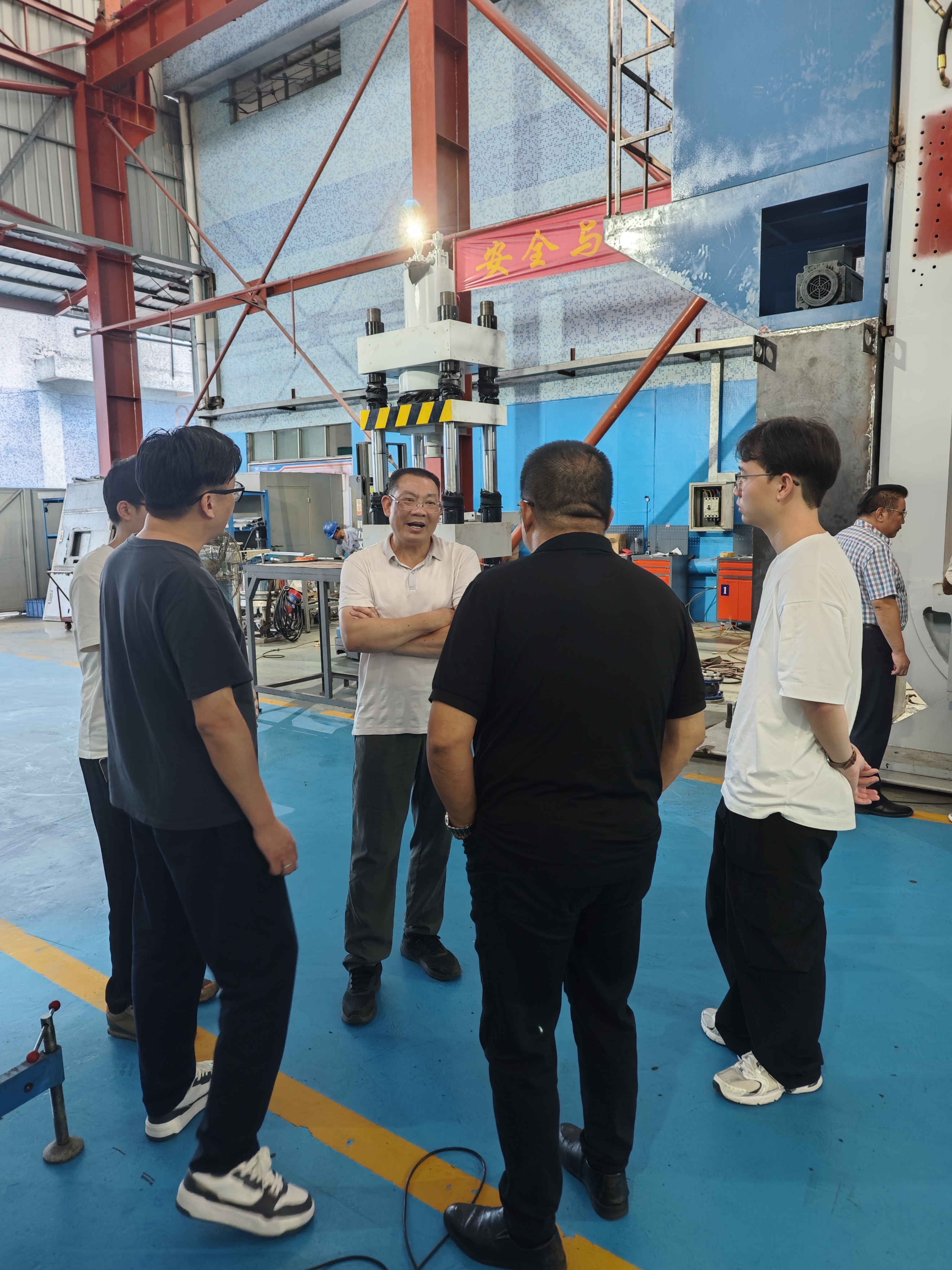 Professor Chen from Nanjing University of Technology and his party visited Zhongshan Wanda Machinery to explore the technological innovation of ultra-high pressure wire winding hydraulic presses